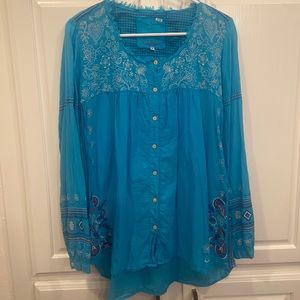 JOHNNY WAS BLUE FLOWY TOP SIZE SMALL